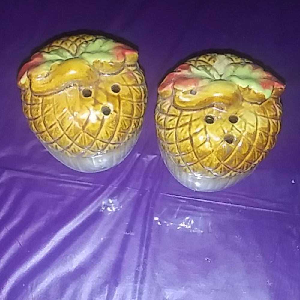 🐿 NWOT Acorn salt and pepper shakers